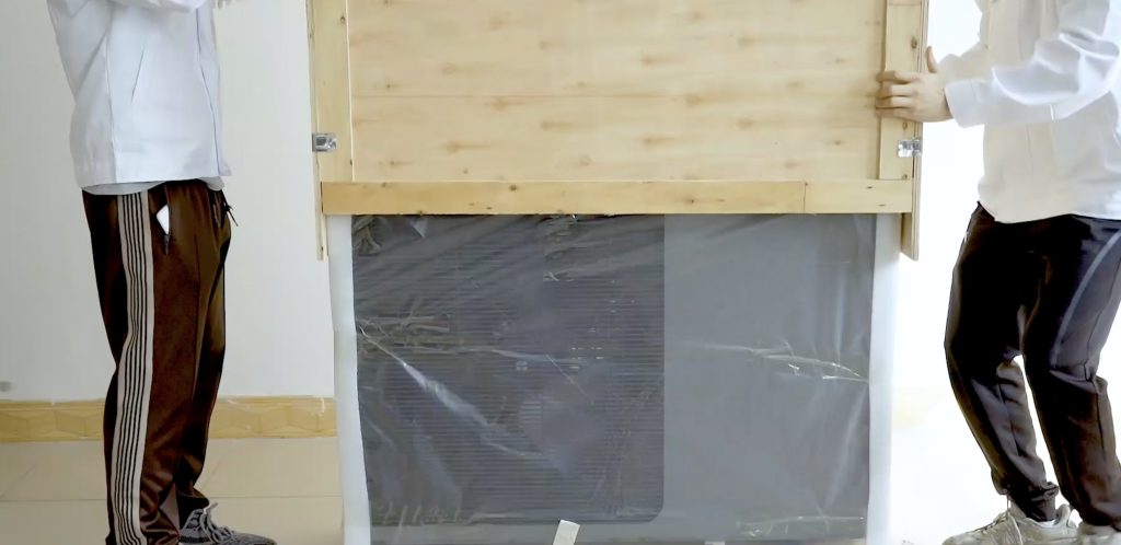 R290 heatpump unboxen. This video explains this step by step.